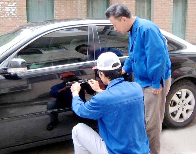 浦兴路汽车钥匙丢在车里面怎么办？